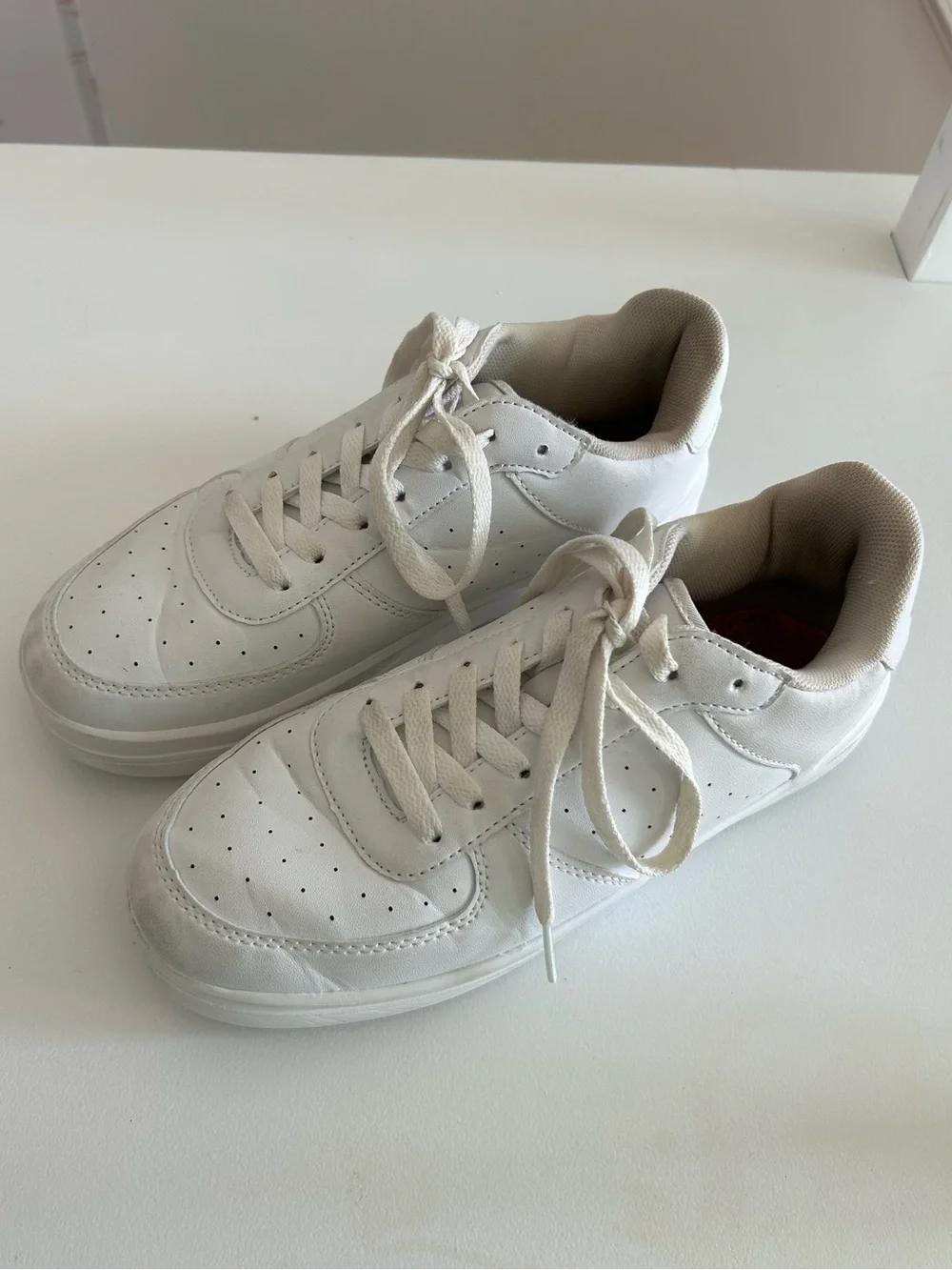Classic Women’s White Low-Top Sneakers